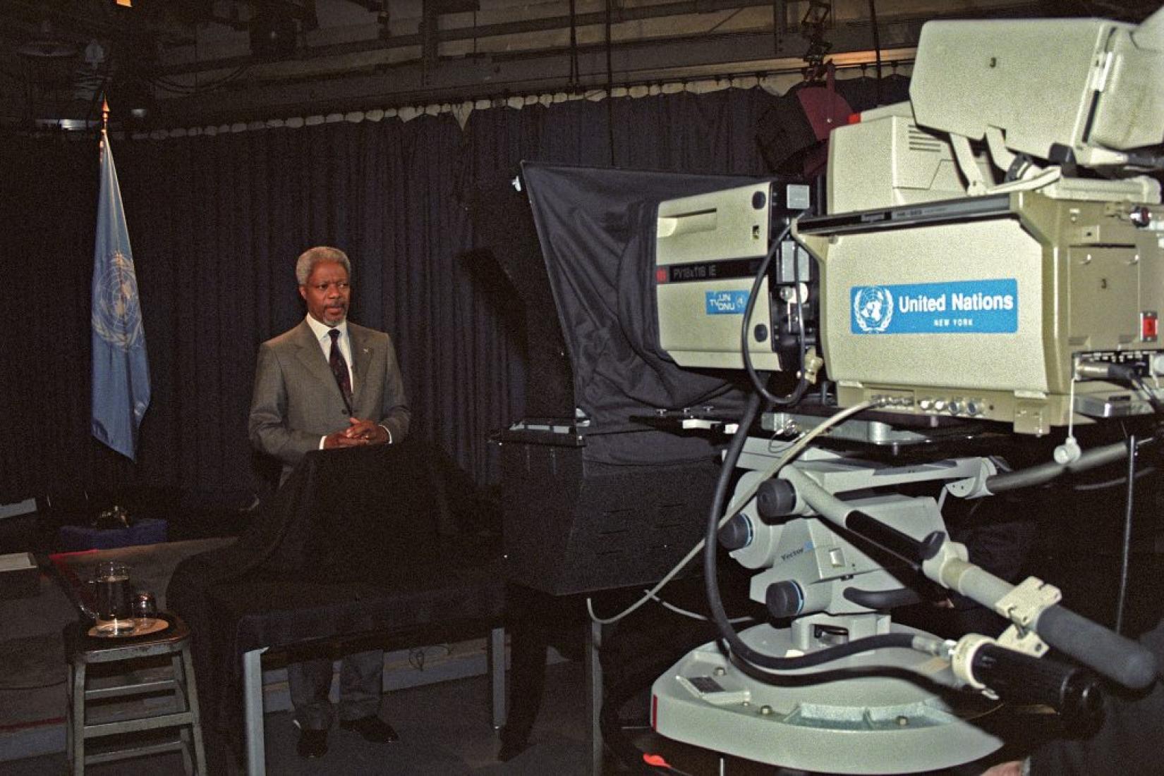 O então secretário-geral da ONU, Kofi Annan, grava mensagem em vídeo para o início das comemorações pelo aniversário de 50 anos da Declaração Universal dos Direitos Humanos, em 1997, na sede da Organização em Nova York. Foto: ONU