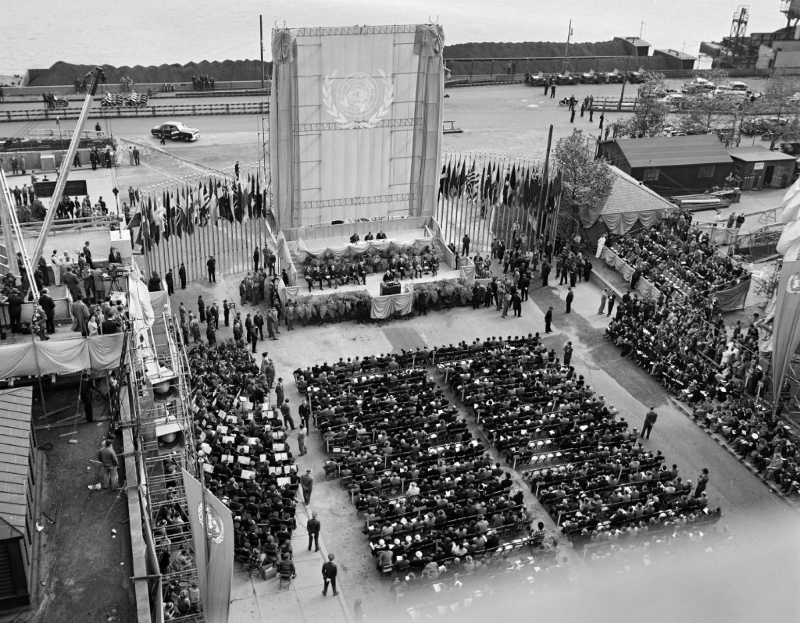 Reunião especial da Assembleia Geral que marcou o aniversário de quatro anos das Nações Unidas (24 de outubro de 1949) e o lançamento da pedra fundamental do edifício-sede da Organização, em Nova York. Foto: ONU