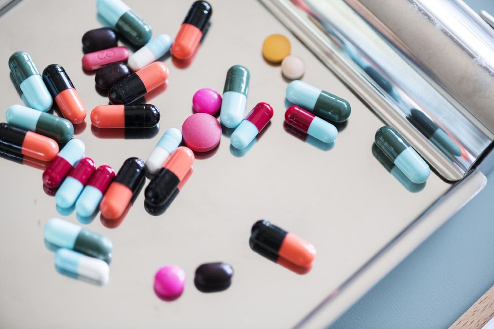 Consumo excessivo e inadequado de antibióticos aumenta a resistência de bactérias a esses medicamentos. Foto: PEXELS