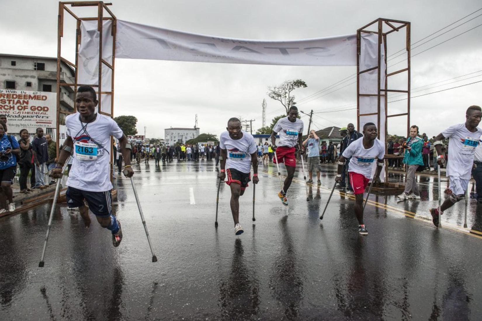 Pessoas com deficiência na Libéria participam de maratona de 10 quilômetros. Foto: UNMIL/Staton Winter