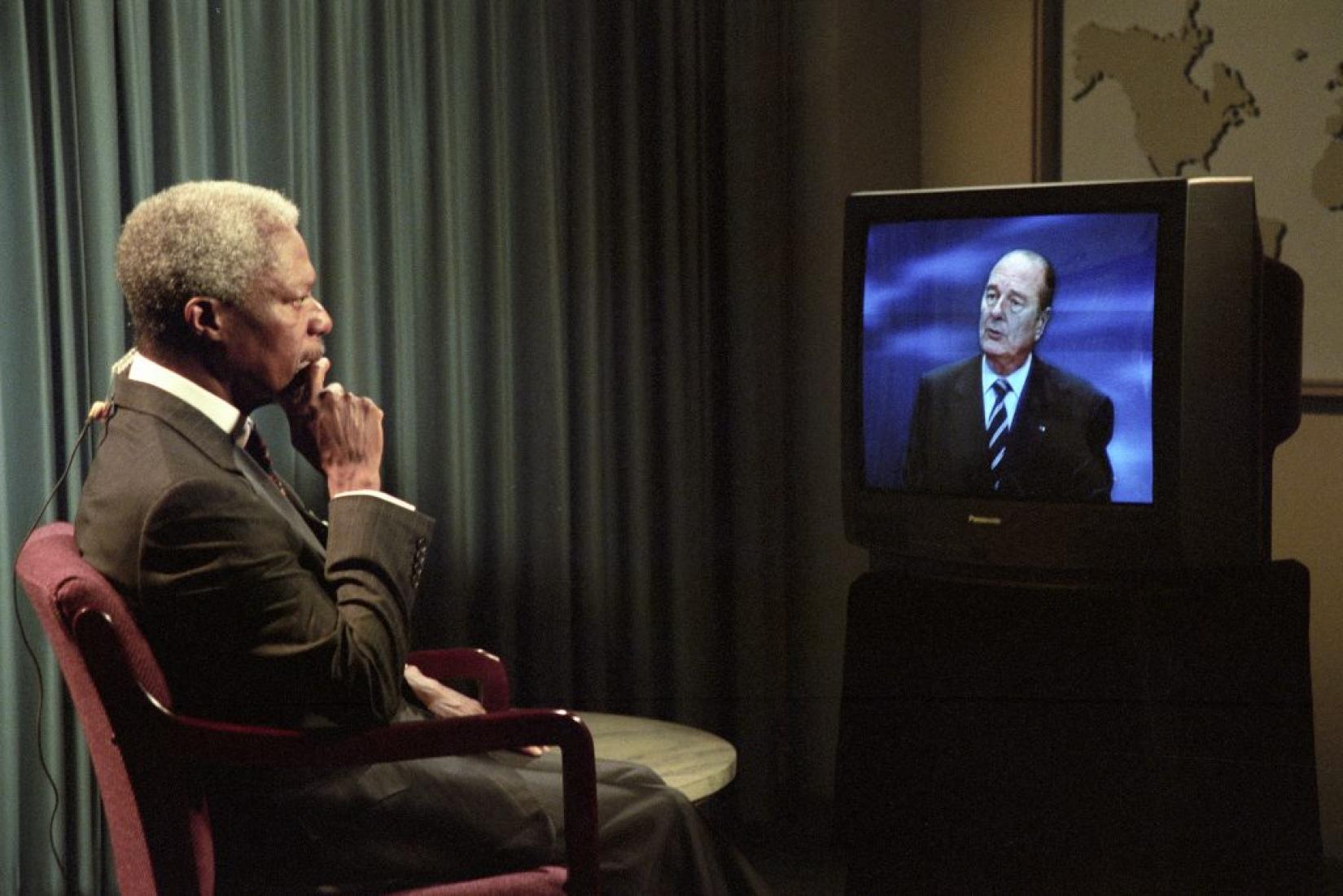 O então secretário-geral da ONU, Kofi Annan (esquerda), conversa por videoconferência com o então presidente francês, Jacques Chirac, na ocasião do aniversário de 50 anos da Declaração Universal dos Direitos Humanos, em dezembro de 1998. Foto: ONU/Evan Schneider