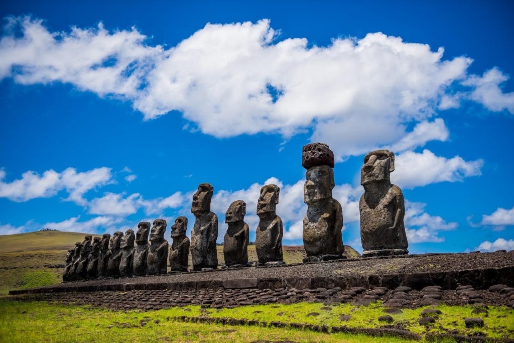 Ondas cada vez mais fortes estão erodindo petróglifos e moai, as estátuas colossais icônicas da Ilha de Páscoa. Foto: pixabay/voltamax (CC)