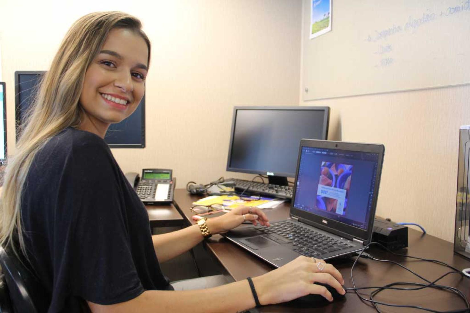 Mariana Toni no escritório do Centro de Excelência contra a Fome, em Brasília. Foto: Centro de Excelência contra a Fome