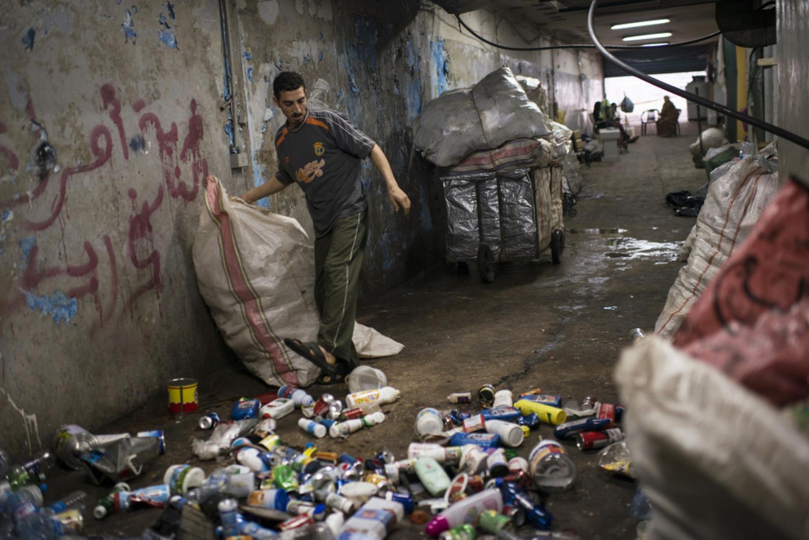 Refugiado sírio trabalha como catador de lixo no Líbano. Foto: ACNUR/Lynsey Addario