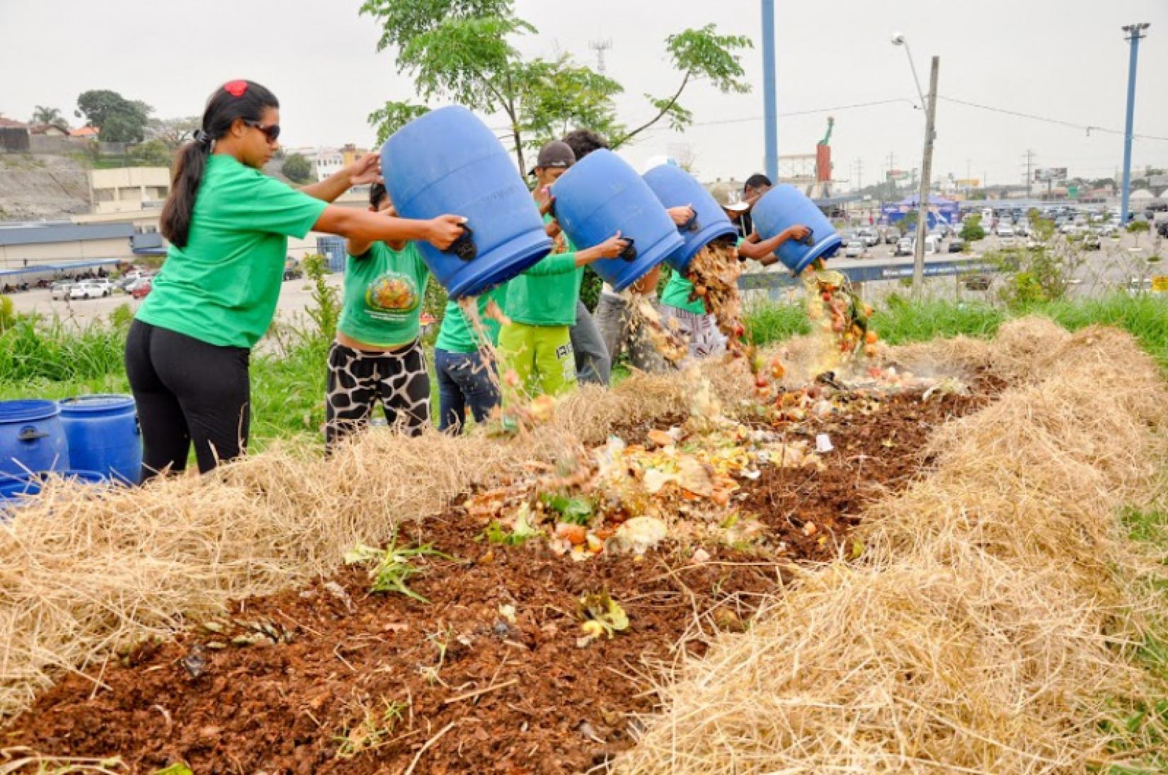 Em Florianópolis (SC), a Revolução dos Baldinhos estimula o aproveitamento de sobras de comida para a produção de adubo. Foto: Ministério do Meio Ambiente