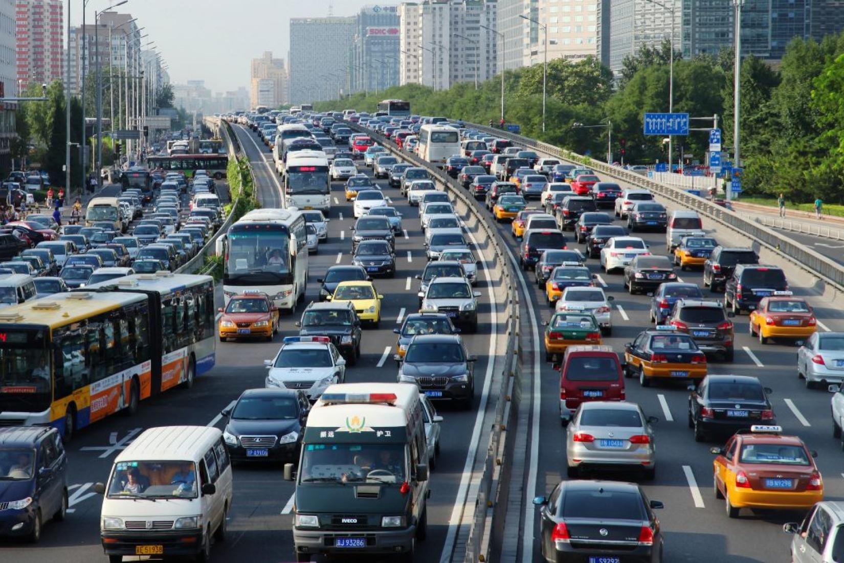 Trânsito em viaduto de Beijing, na China. Foto: Banco Mundial/Li Lou