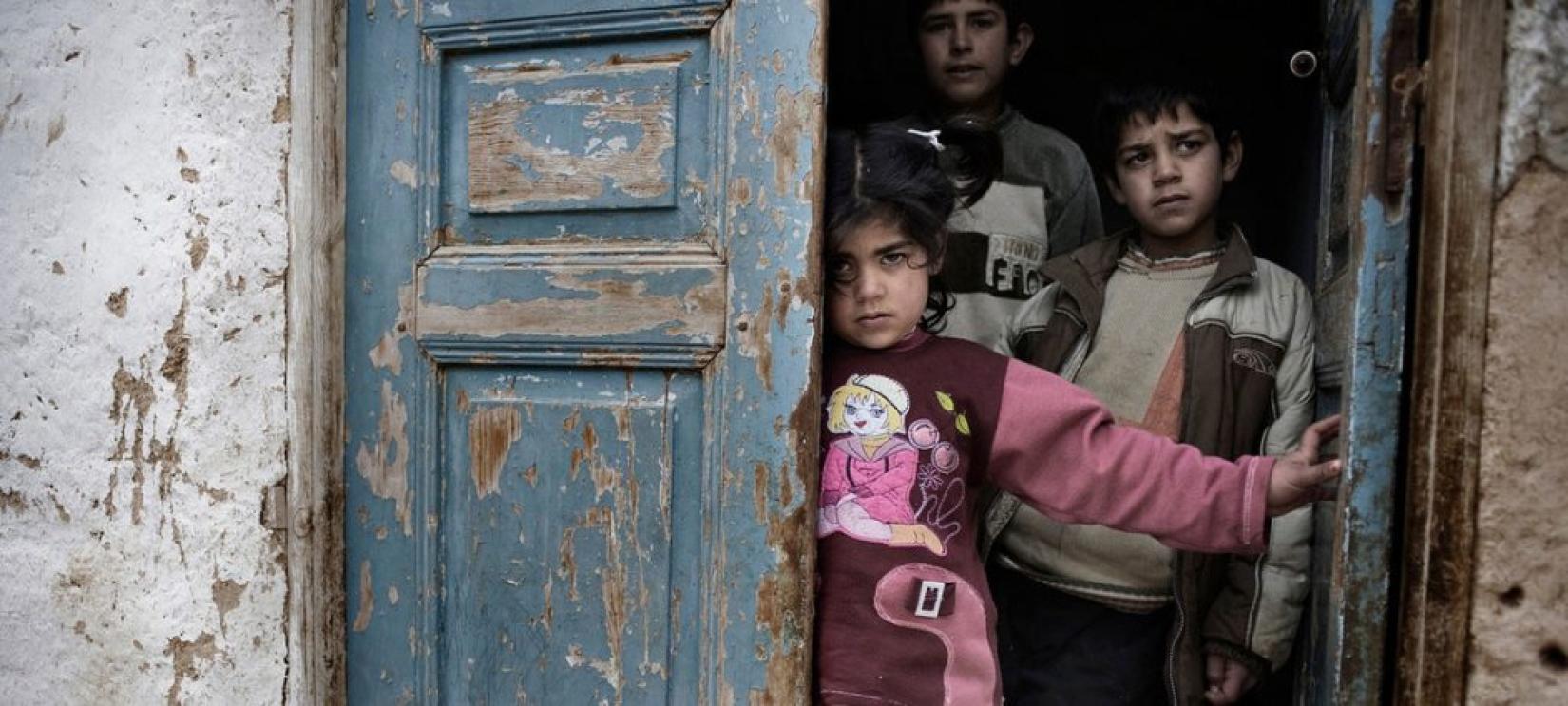 Crianças se abrigam em casa em meio ao fogo cruzado em cidade síria afetada pelo conflito. Foto: UNICEF/Romenzi