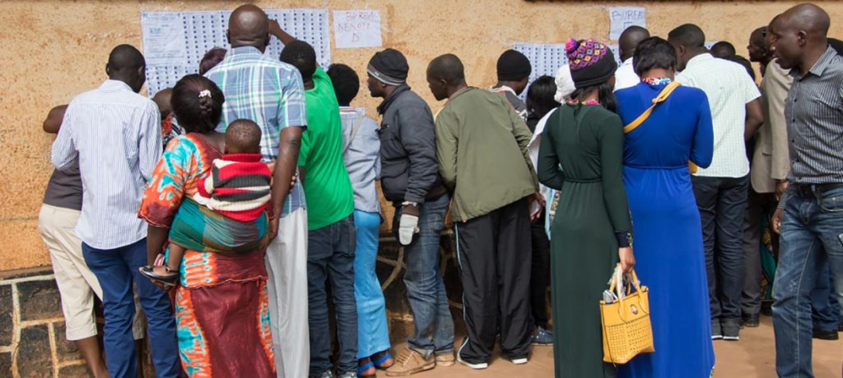 Eleitores olham nomes em listas de votação durante eleições presidenciais e legislativas na República Democrática do Congo, em 30 de dezembro de 2018. Foto: MONUSCO/Alain Likota