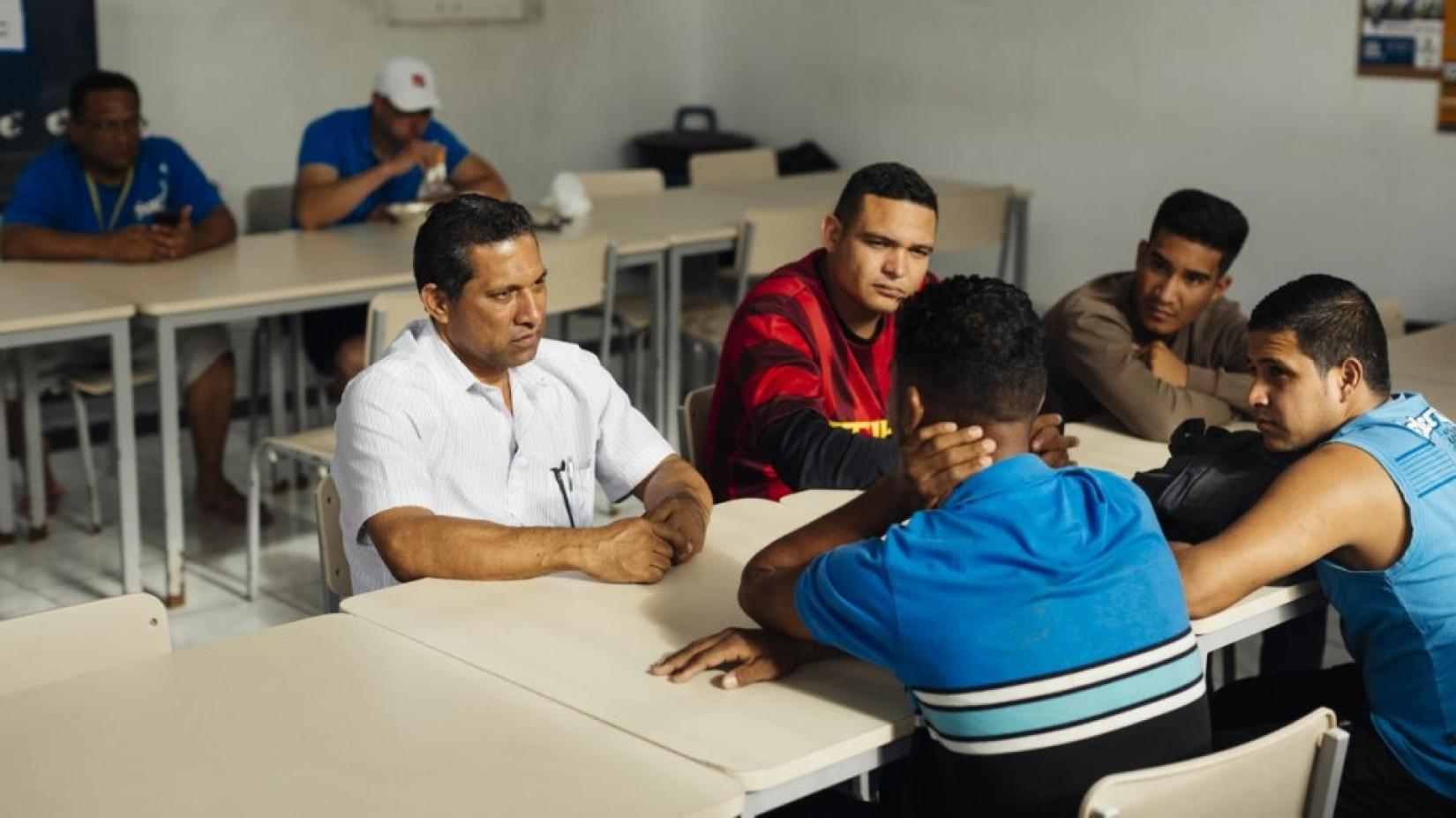 Na extrema esquerda, o refugiado venezuelano Gonzalez conversa com os atuais moradores do Centro Transitório de Acolhimento (CTA), em São Paulo, onde morava. Foto: ACNUR/Gabo Morales