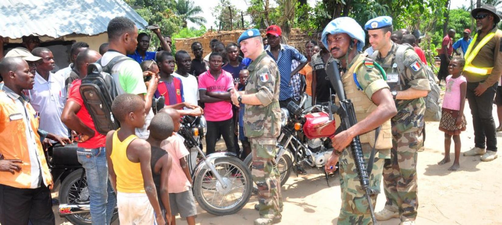 Membros da MONUSCO conversam com moradores da região de Yumbi. Foto: MONUSCO