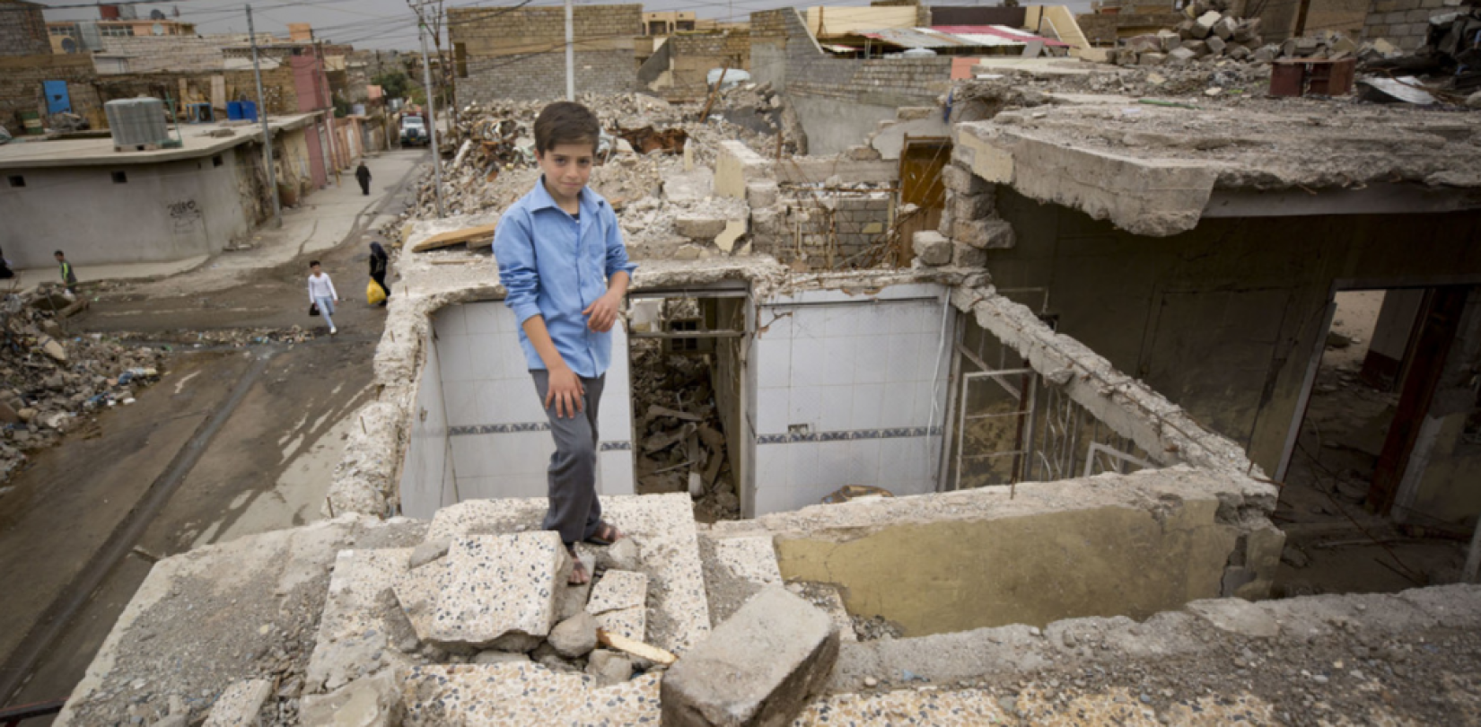 O iraquiano Ali, que ficou cinco horas soterrado sob os escombros de sua casa após ataque do Estado Islâmico, retornou recentemente com sua família ao oeste de Mossul. Foto: OIM Iraque/Sarah Ali Abed