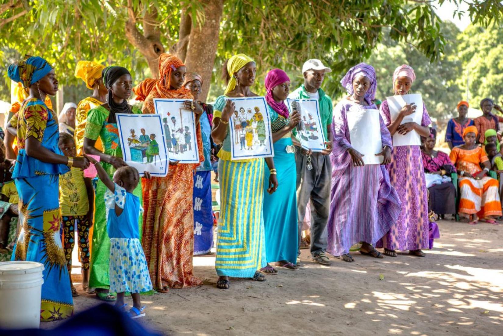 Mulheres em mobilização contra a mutilação genital feminina no Senegal. Foto: UNFPA/Javier Acebal