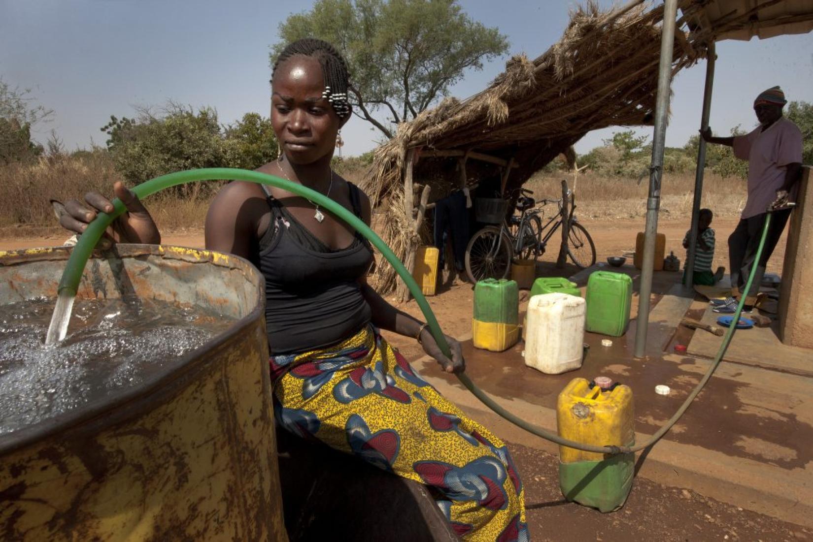 Agricultores coletam água potável no vilarejo de Badnoogo, em Burkina Faso. Foto: Banco Mundial/Dominic Chavez