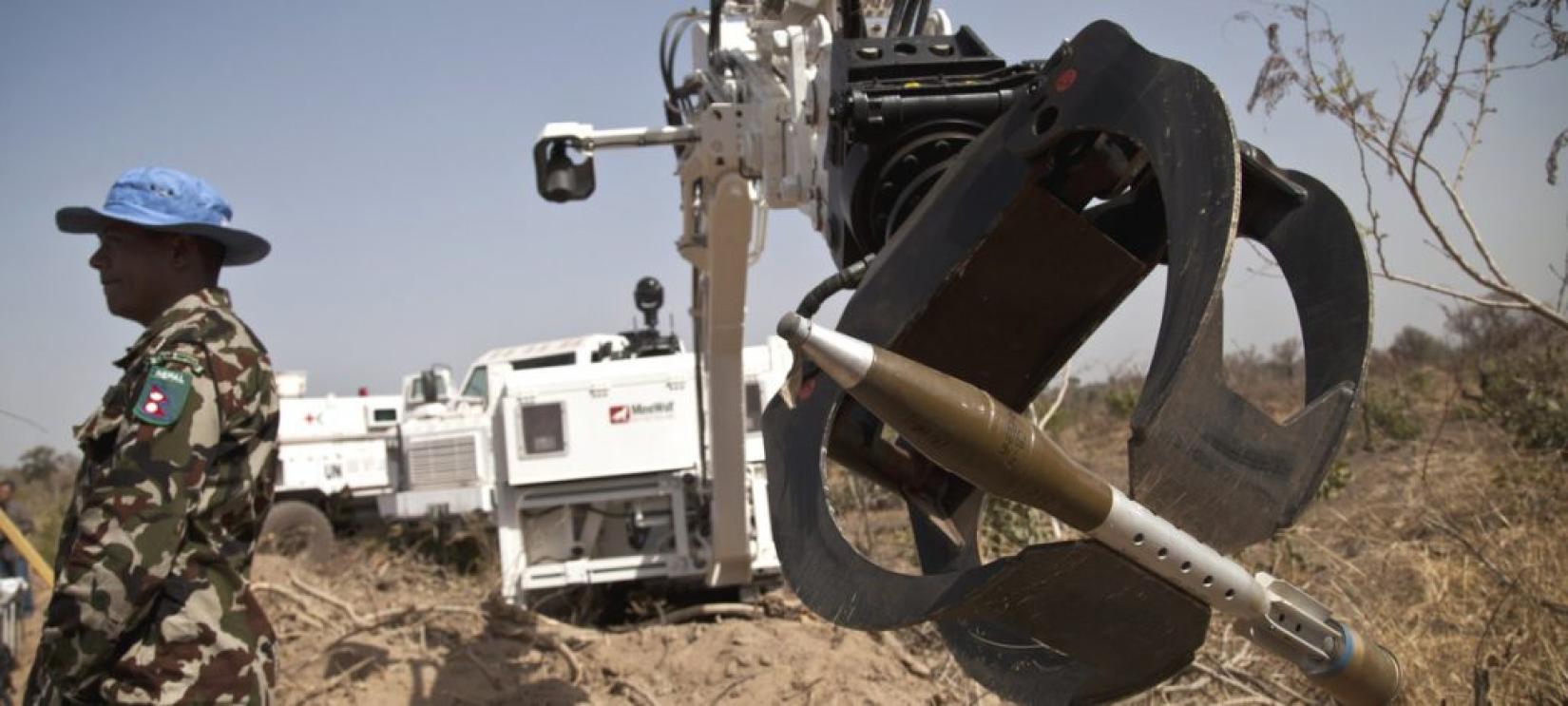 Robôs têm sido mobilizados para retirada de minas terrestres por autoridades militares em muitos países, mas as preocupações estão aumentando sobre a regulação de armas autônomas que usam Inteligência Artificial. Foto: ONU/Marco Dormino