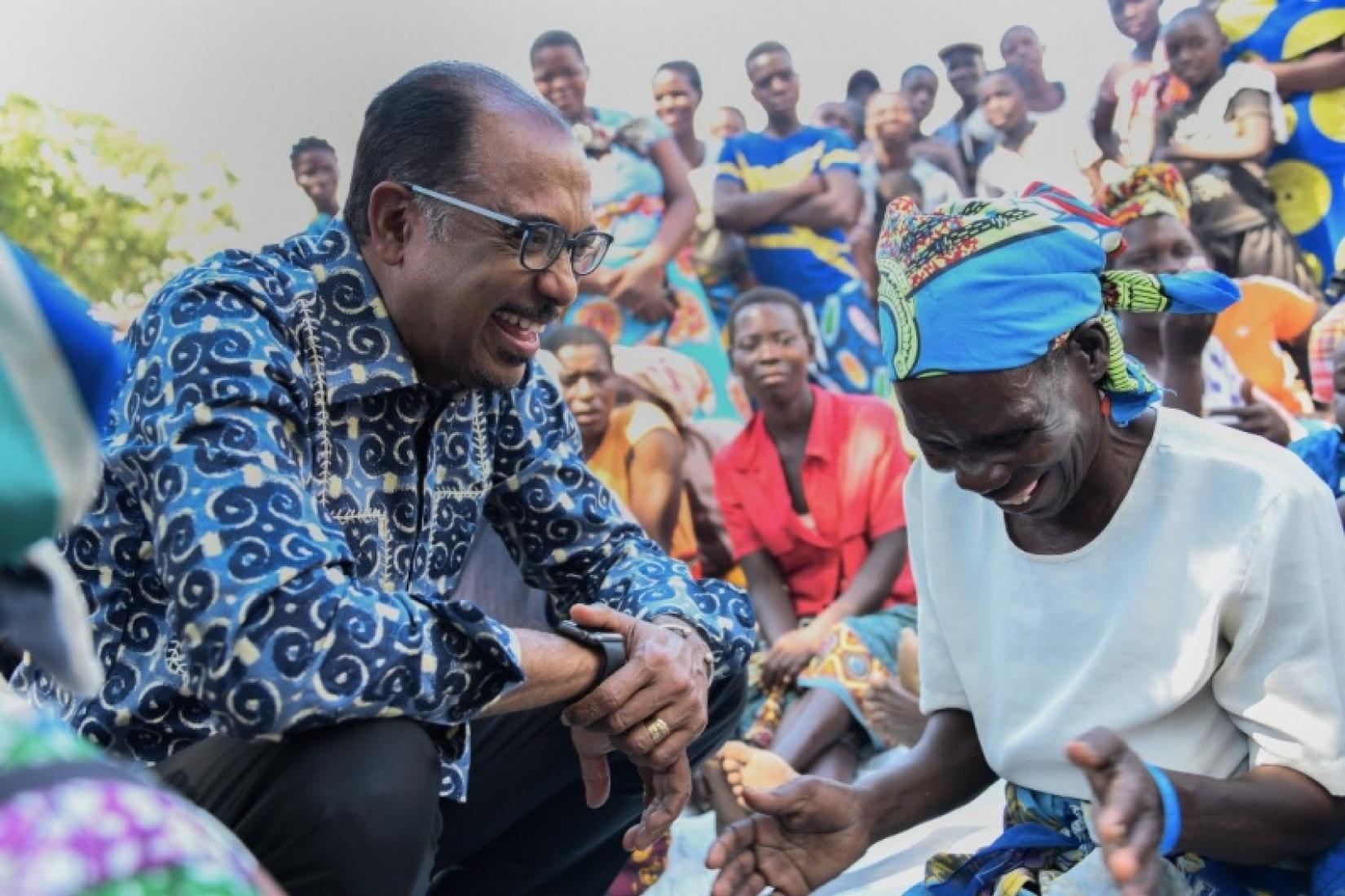 Michel Sidibé, chefe do UNAIDS, à esquerda, conversa com residentes de Bangula. Foto: UNAIDS