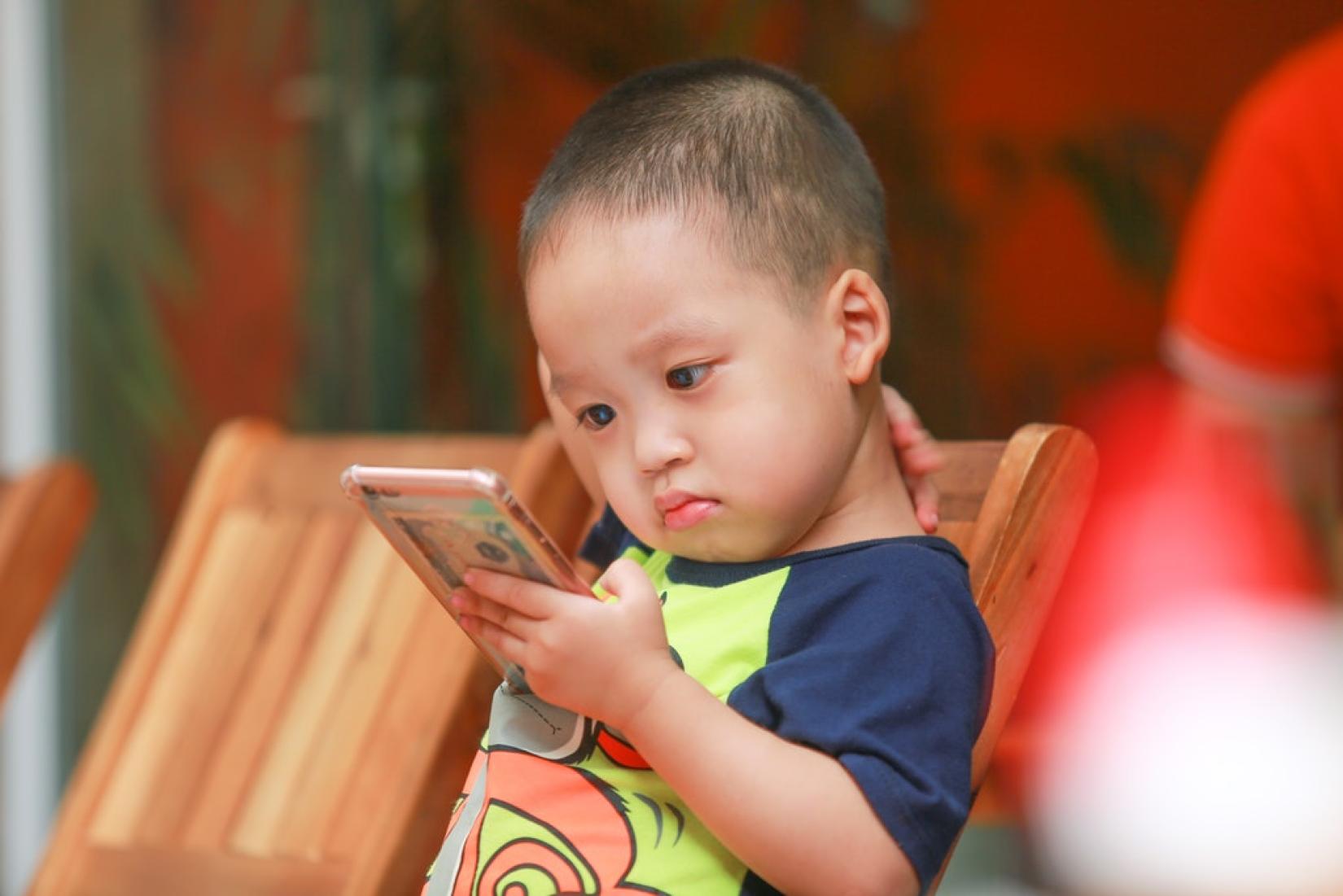 OMS quer que crianças passem menos tempo diante de telas eletrônicas e mais tempo em atividades físicas. Foto: PEXELS (CC)/Kaku Nguyen