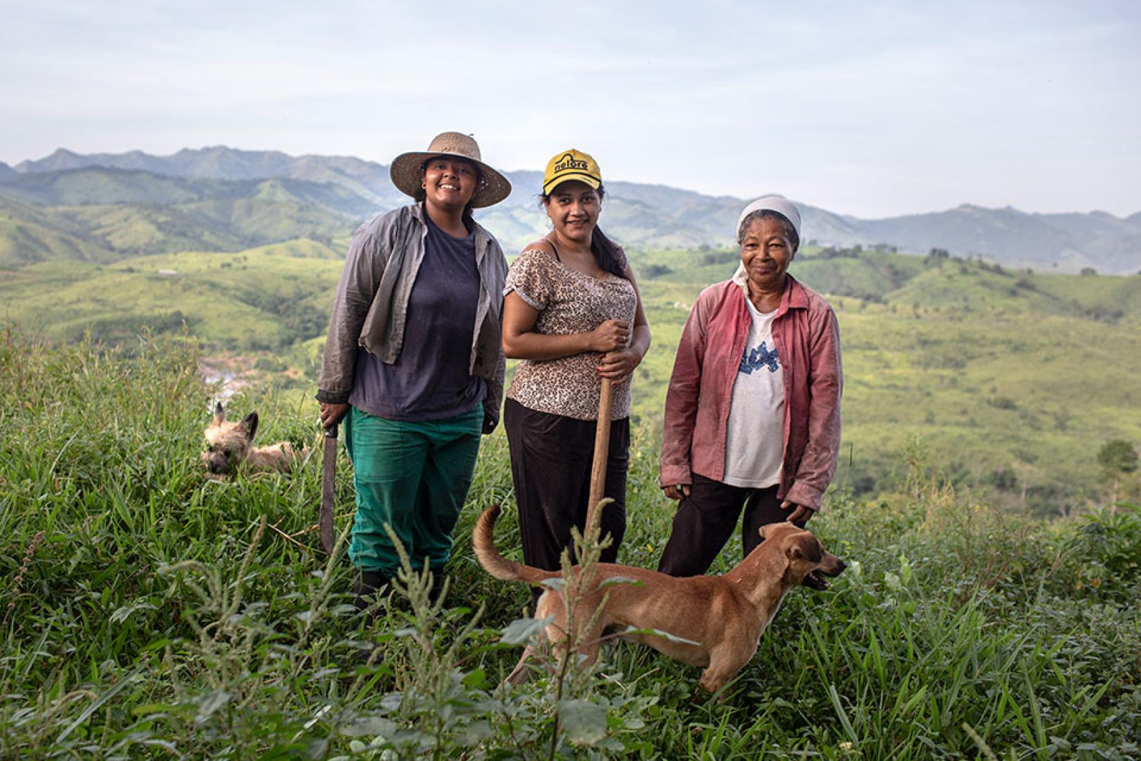 Janete Dantas, no centro, com a mãe, Maria Nilda, à direita, e sua irmã, Mayla, à esquerda, na fazenda da família. Foto: Lianne Milton