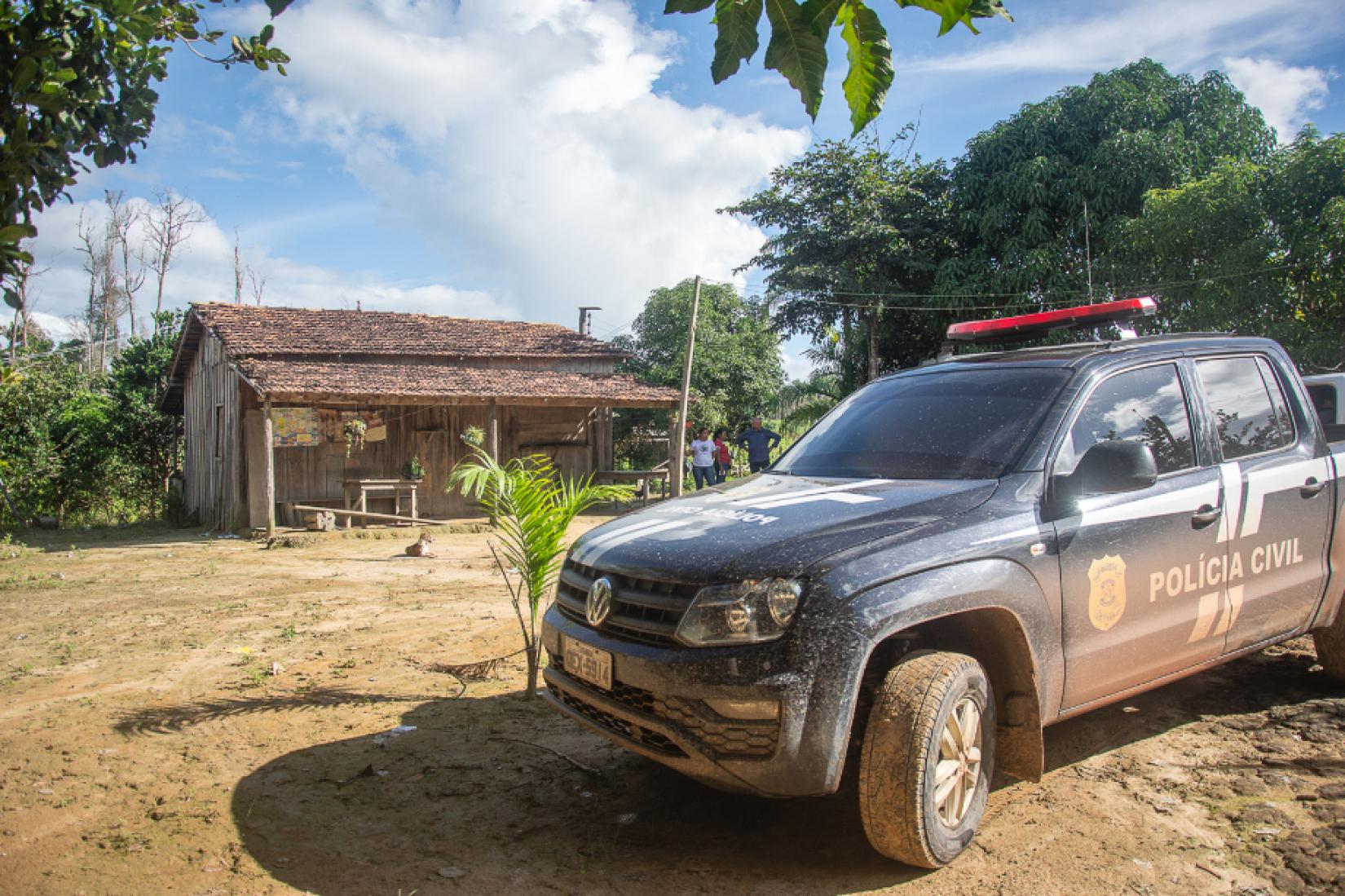 Casa de Dilma Ferreira Silva, com presença da polícia e de membros do MAB. Foto: Amazônia Real/Pedrosa Neto