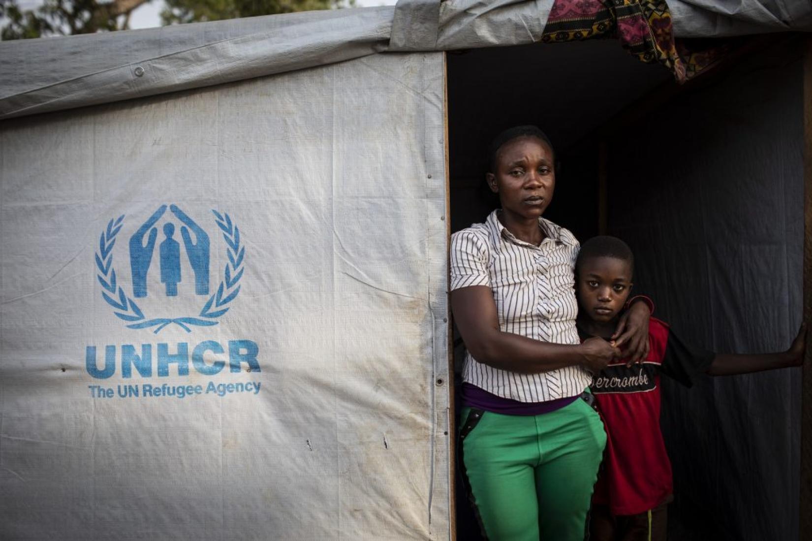 Rachel Ahgah, refugiada camaronesa de 27 anos, na entrada de seu abrigo temporário, no campo de refugiados Agadom, em Ogoja, na Nigéria. Foto: ACNUR/Will Swanson