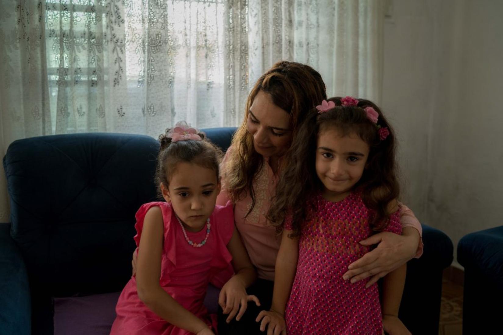 A refugiada síria Rama com suas filhas Lamar e Celin em sua casa em São Paulo. Foto: ACNUR/Érico Hiller