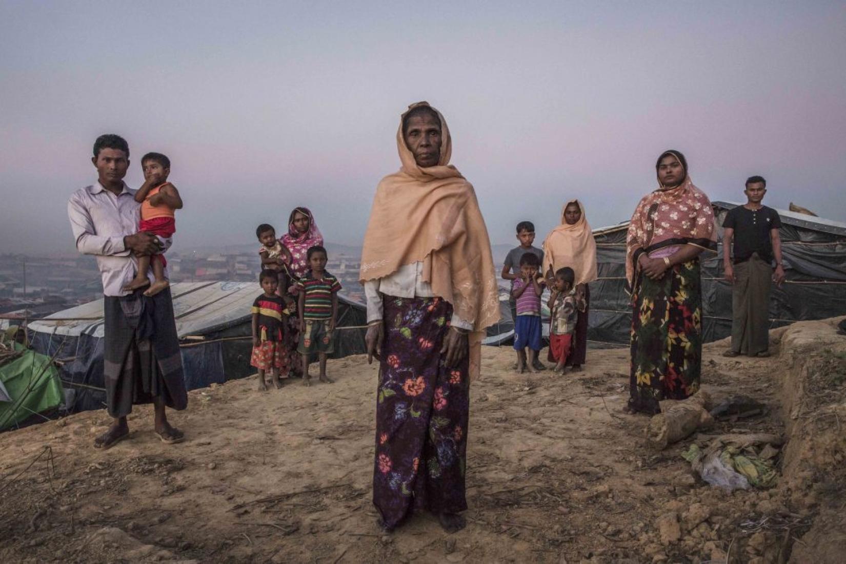 A avó rohingya Rahima Khatun (centro), de 55 anos, em abrigo no campo de Kutupalong, Bangladesh, com seus cinco filhos e sete netos. Rahima tornou-se refugiada pela primeira vez em 1978, aos 14 anos, e novamente em 1992. Foto: ACNUR/Andrew McConnell