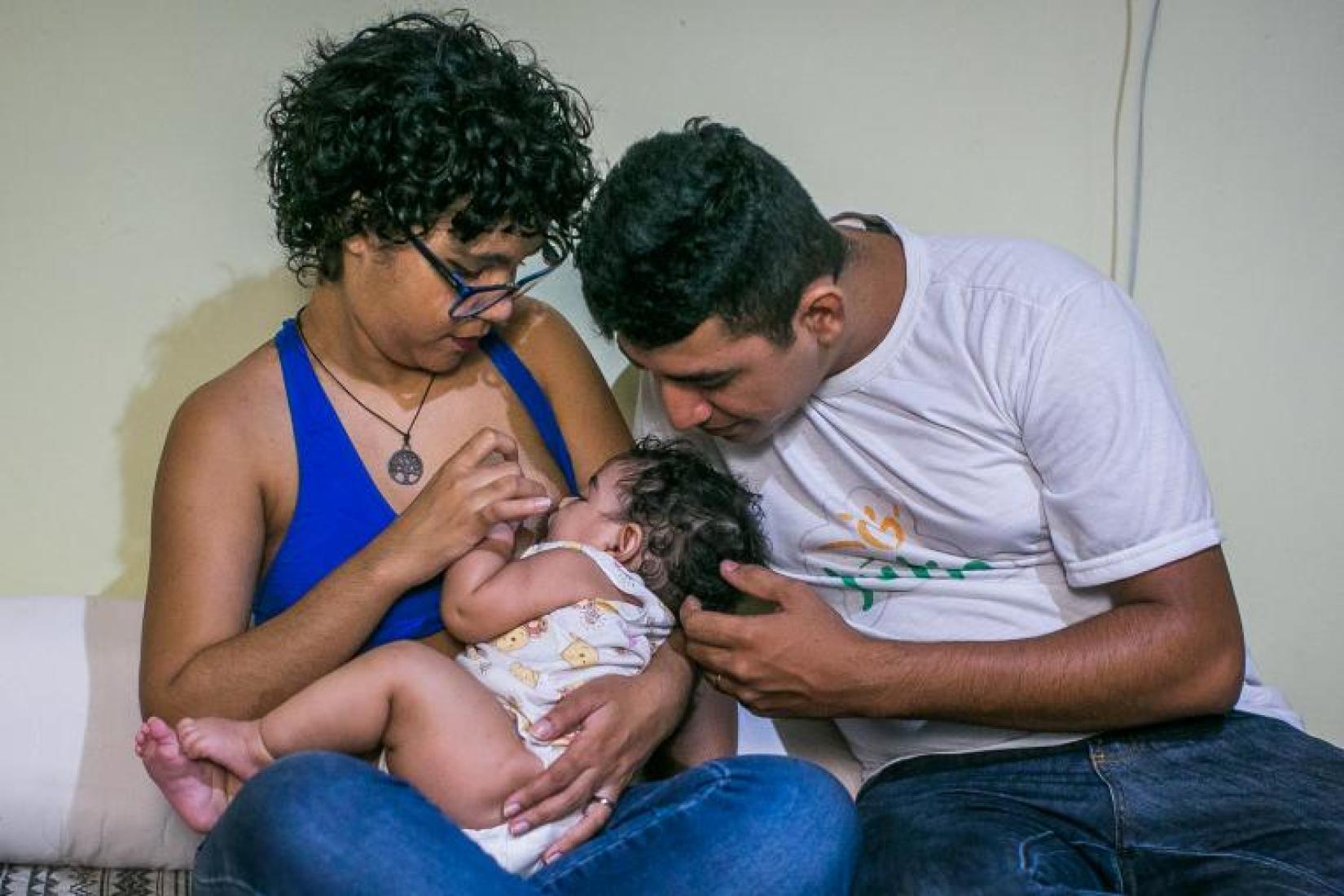Família brasileira durante a amamentação do recém-nascido. Foto: UNICEF/Libório