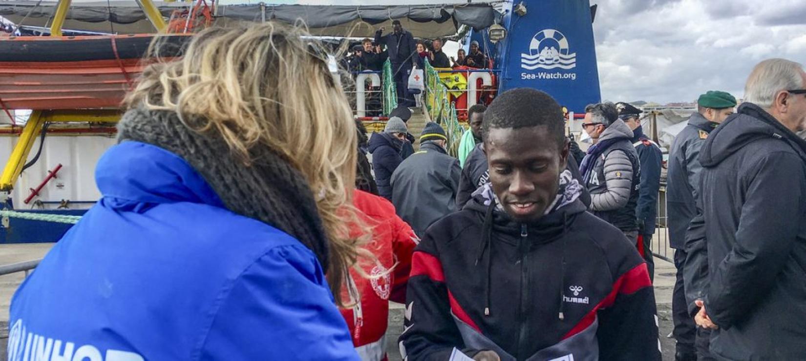 Refugiados e migrantes resgatados desembarcam em porto siciliano de Catânia, na Itália, em janeiro. Foto: ACNUR/Alessio Mamo