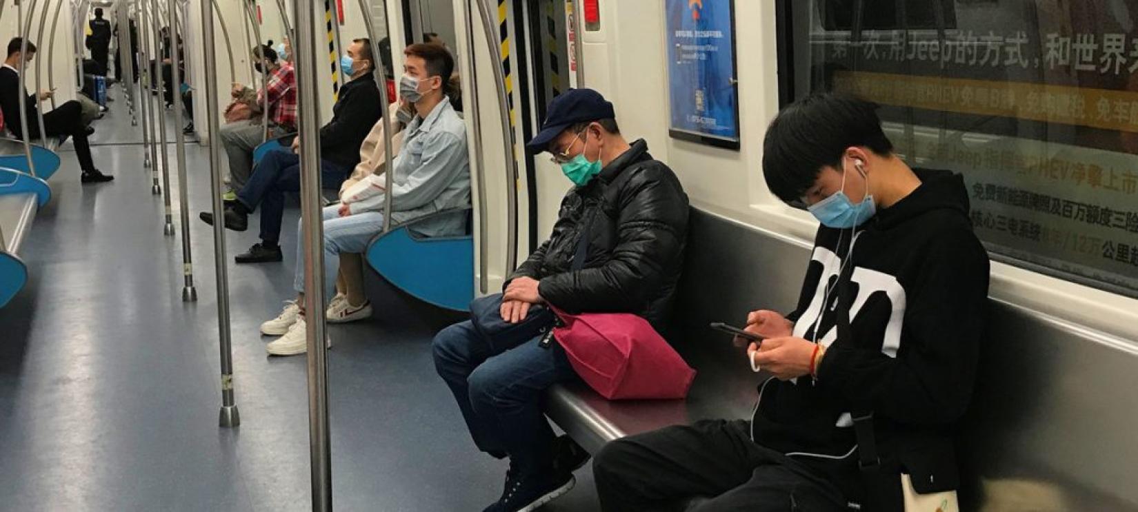 Passageiros usam máscaras no metrô em Shenzhen, China. Foto: ONU/Jing Zhang