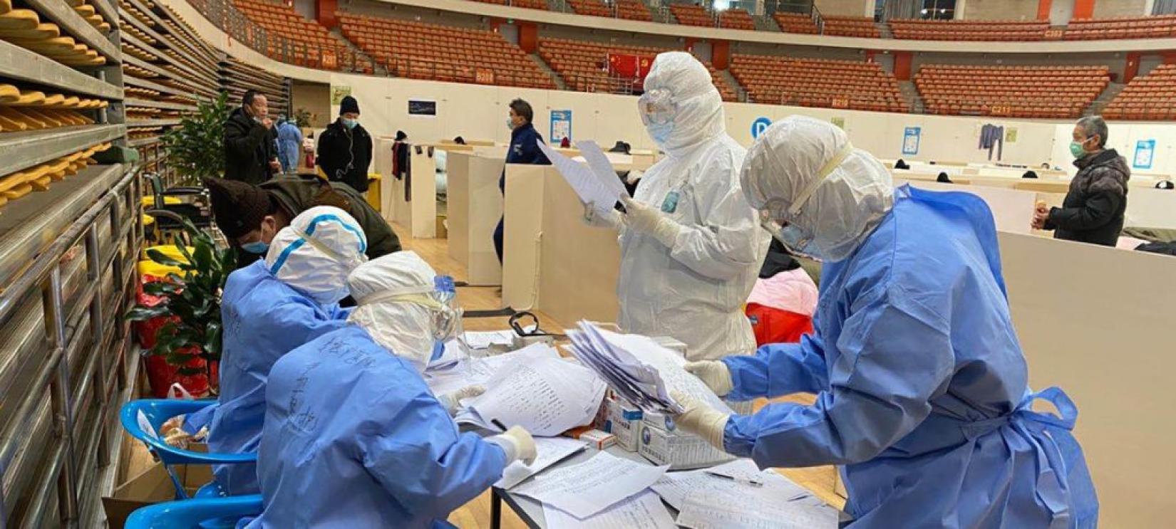 Huachao Sang, médico da província de Jiangsu, examina os documentos dos pacientes em um hospital-abrigo em Wuhan, na China. Foto: Sang Huachao