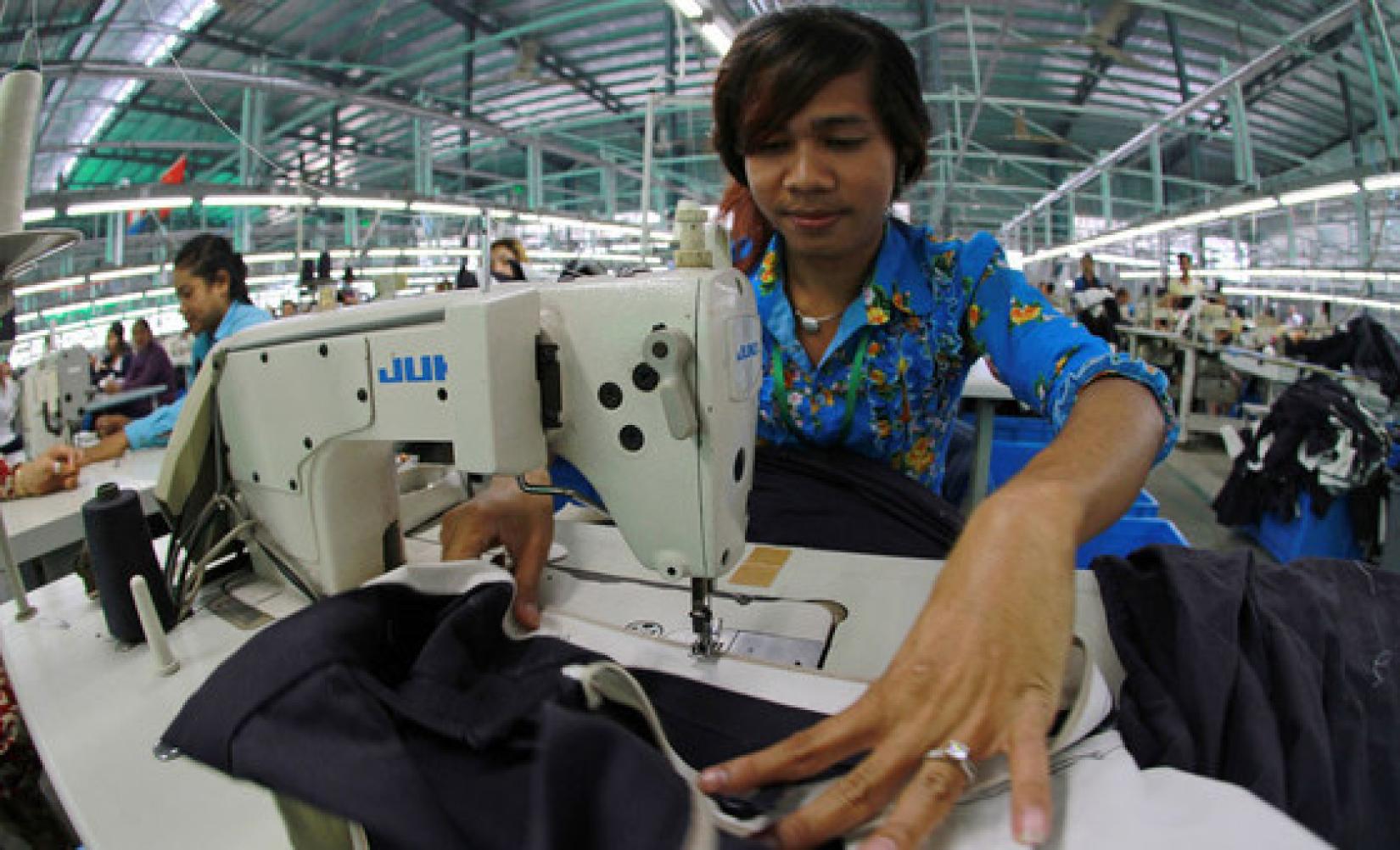 Um trabalhador da indústria do vestuário costura uma saia em Phnom Penh, Camboja. Foto: Banco Mundial/ Chhor Sokunthea