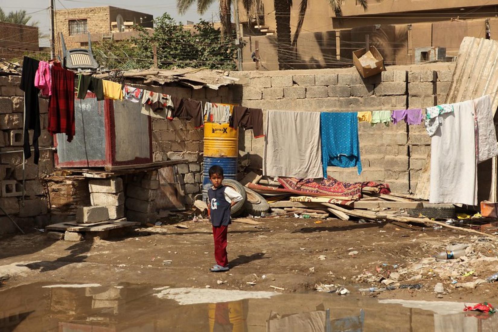 Menino no quintal de abrigo temporário de sua família. Segundo agência da ONU, mais de 460 mil deslocados internos, repatriados e outros ocupantes estão vivendo em condições adversas no Iraque. Foto: ACNUR/H. Caux