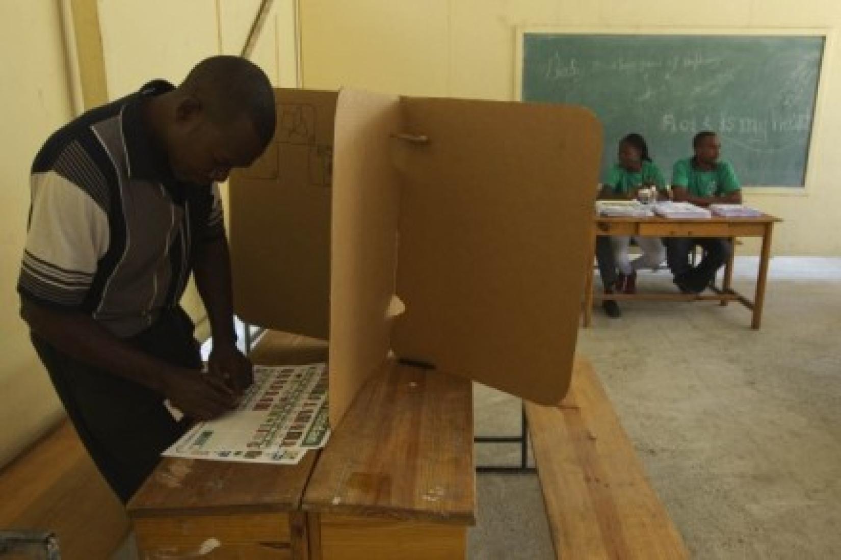 Um homem vota em seção eleitoral em Leogane, cidade a uma hora da capital Porto Príncipe, no Haiti, dia 28 de novembro de 2010. Foto: ONU/Logan Abassi.