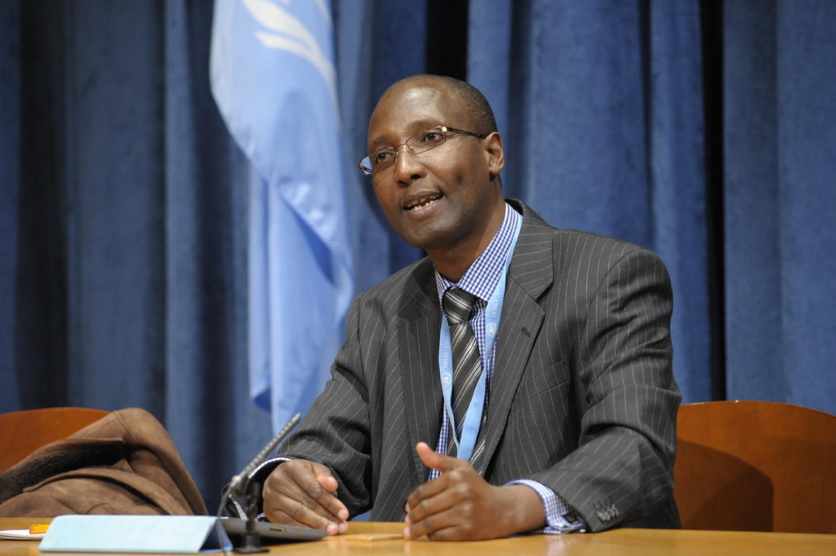 Relator Especial da ONU sobre formas contemporâneas de racismo, discriminação racial, xenofobia e intolerâncias relacionadas fala com jornalistas na sede da ONU. Foto: ONU/Evan Schneider