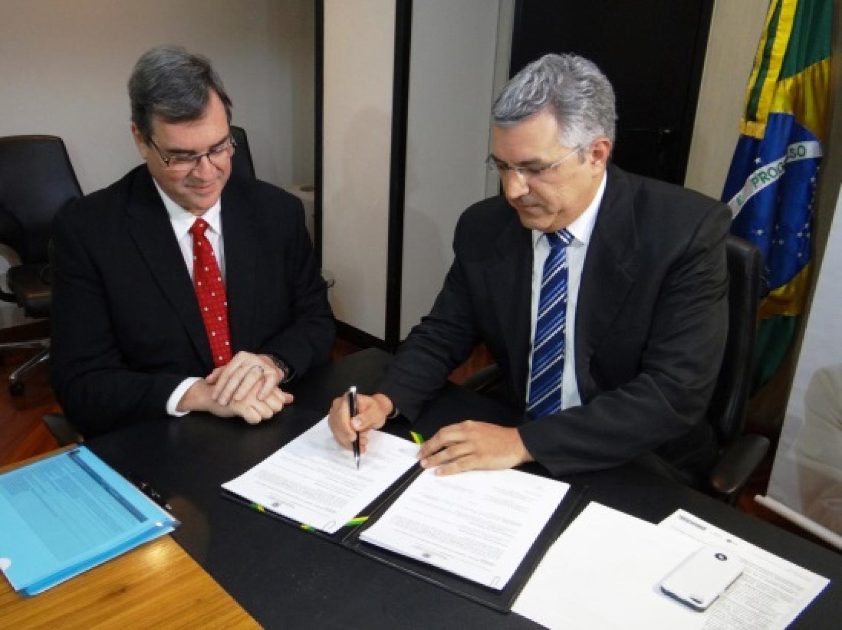 Representantes da OPAS e do Ministério da Saúde brasileiro assinam o termo de cooperação. Foto: OPAS Brasil