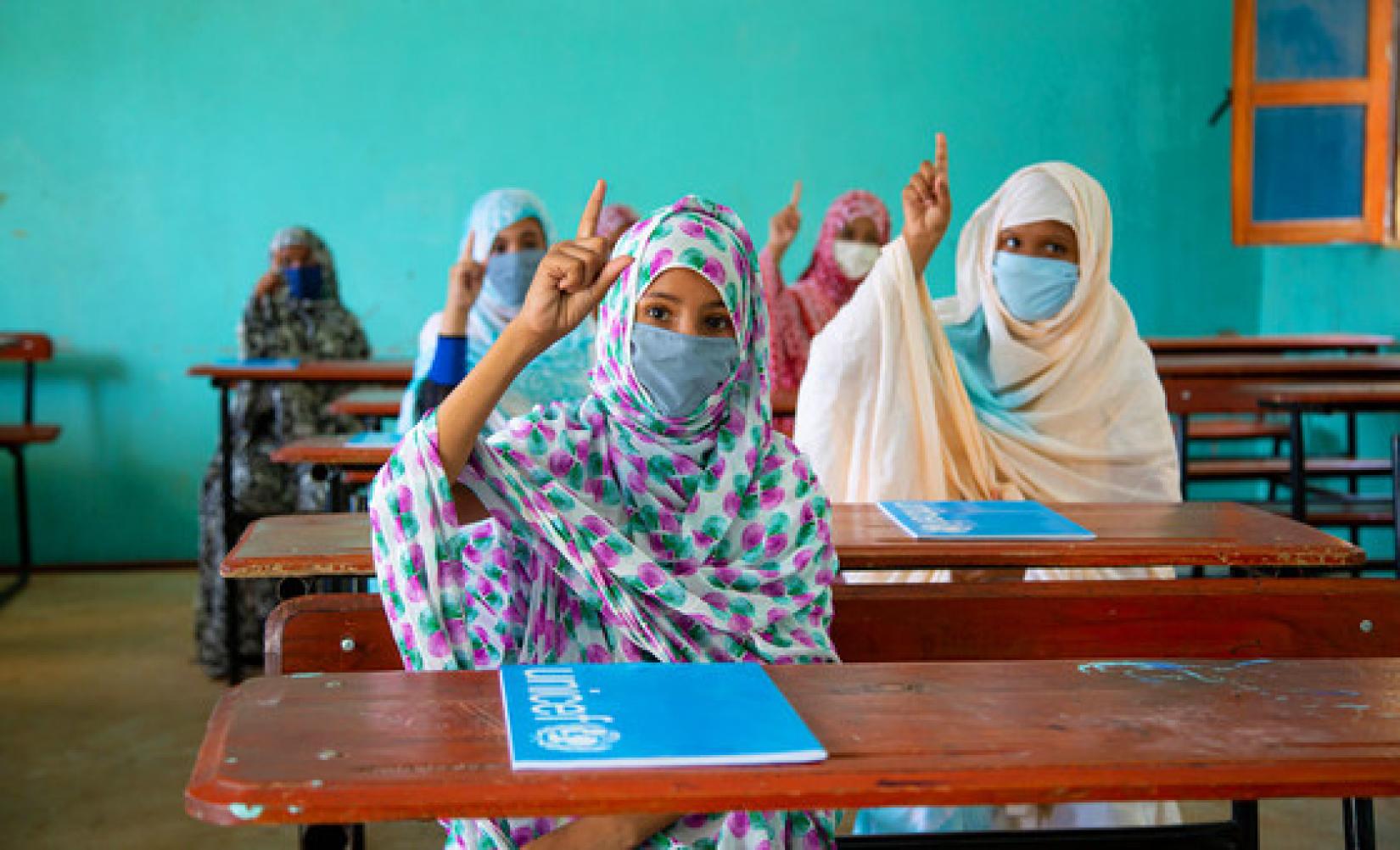 Alunas regressam à escola na Mauritânia depois de meses com escolas fechadas.