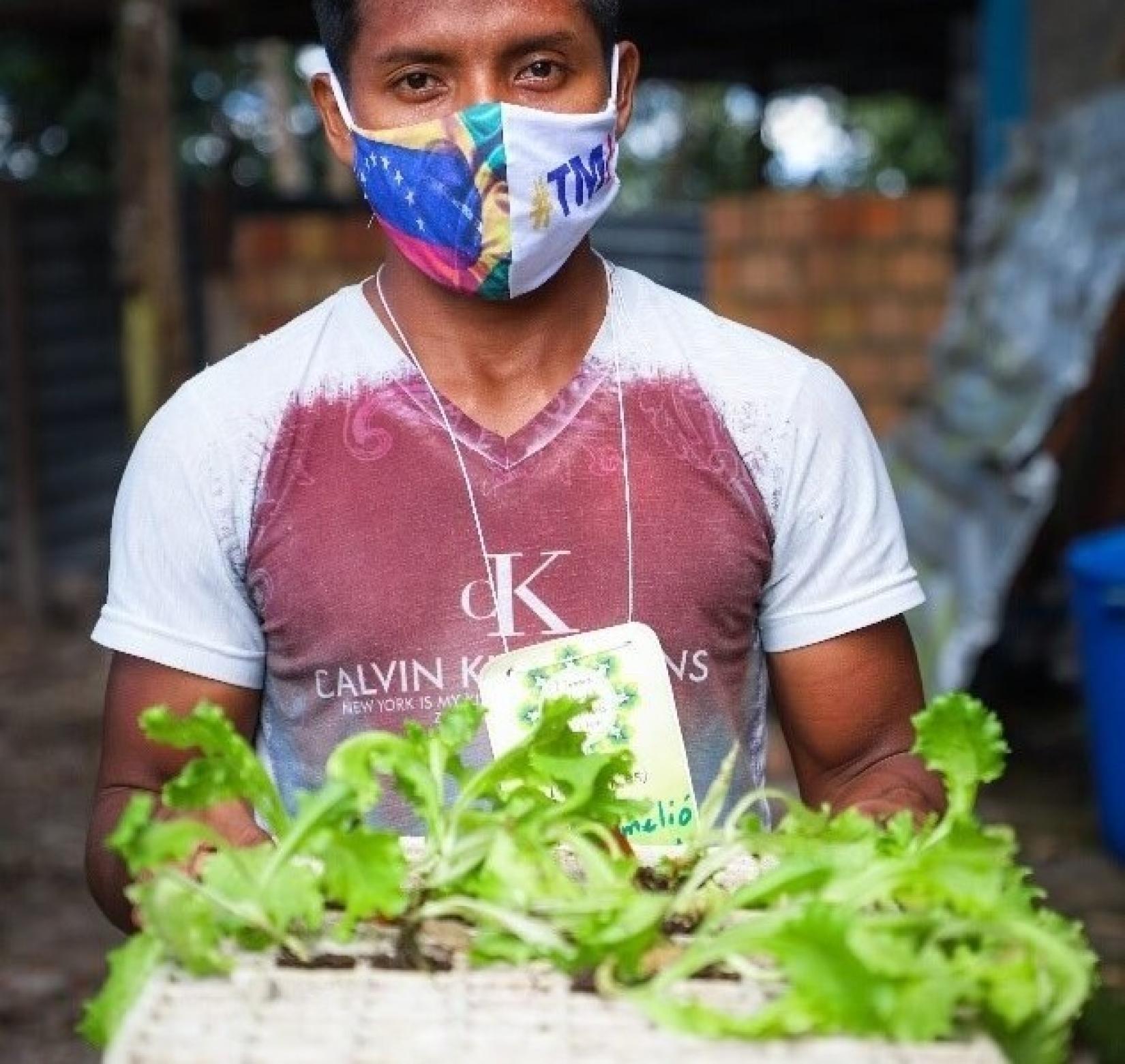 Romélio Lopes, 21 um dos líderes do comitê de Meio Ambiente durante atividade de plantio na horta horizontal.