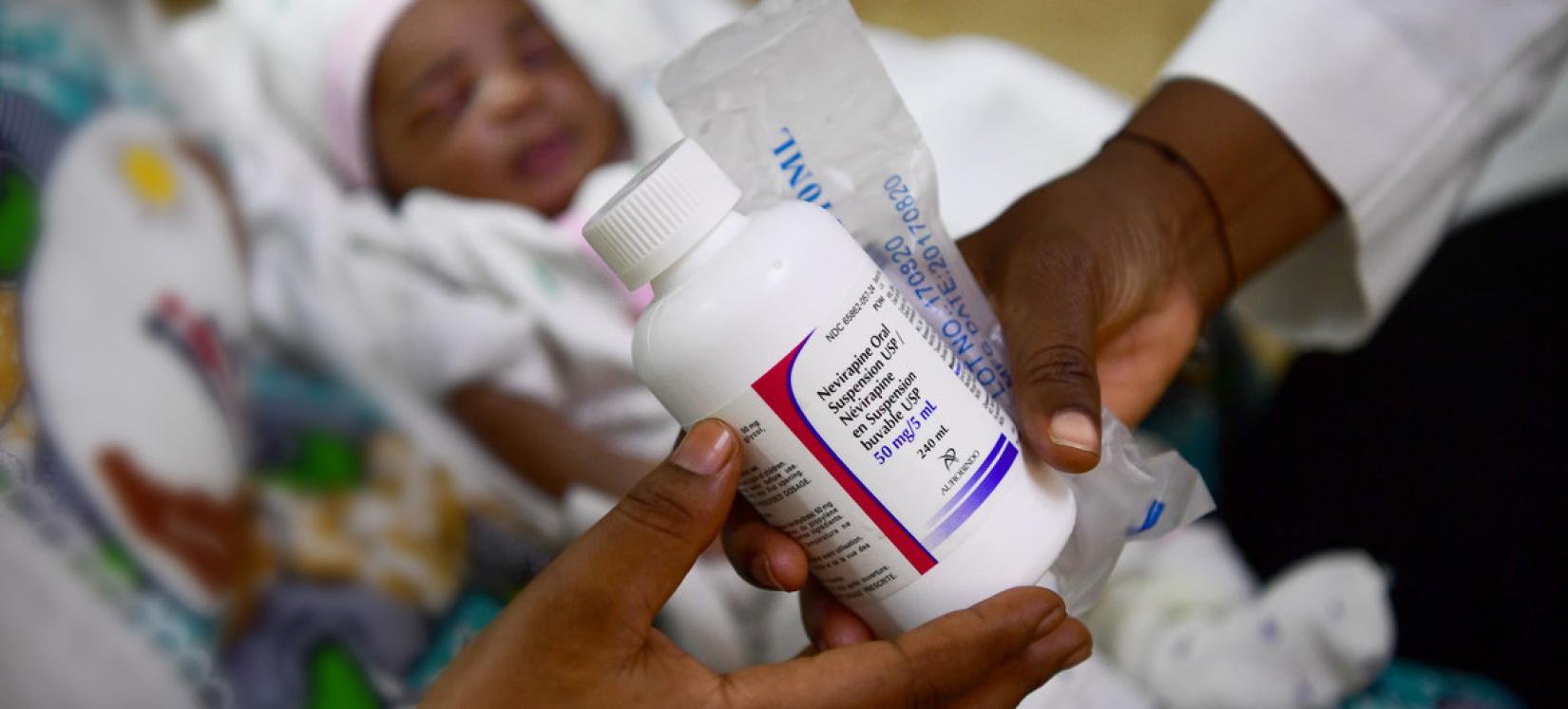 Mulher recebe medicamento para HIV para seu recém-nascido.
