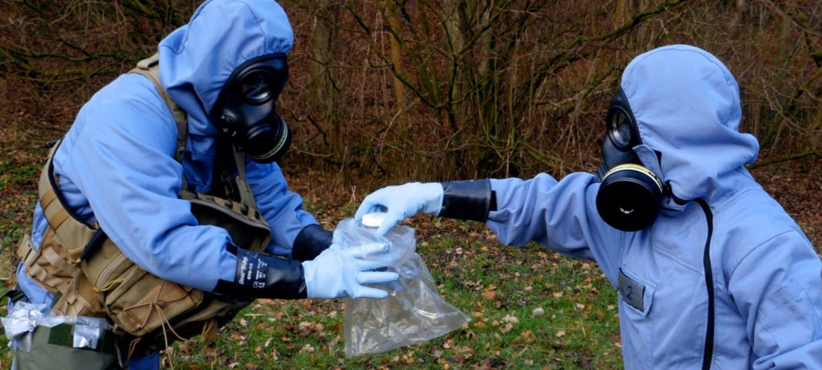 Profissionais da OPAQ investigam o uso de armas químicas.