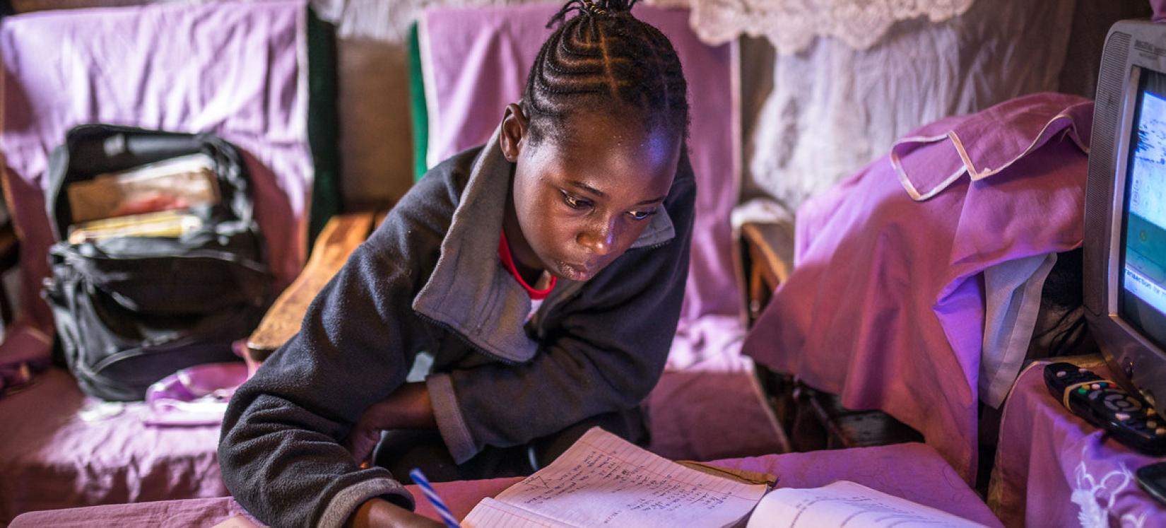 Menina estudando em casa, em Nairobi, devido ao fechamento de escolas. 