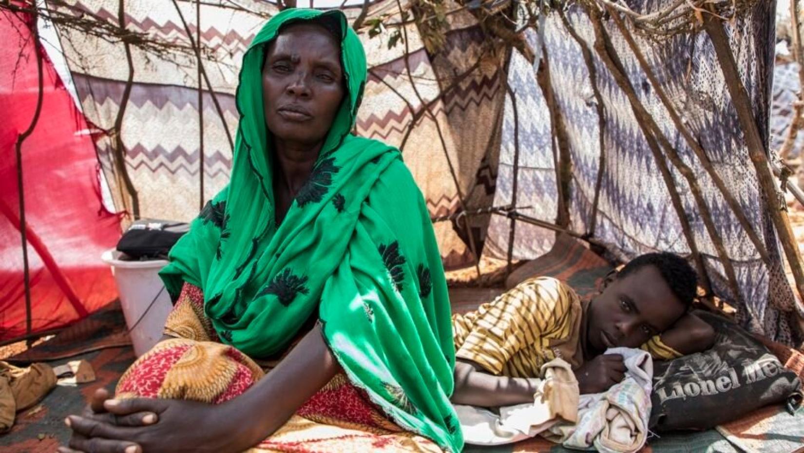 A viúva etíope, Abadaso, 35, está sentada com um de seus cinco filhos em um abrigo em um campo de refugiados em Moyale, Condado de Marsabit, Quênia. 