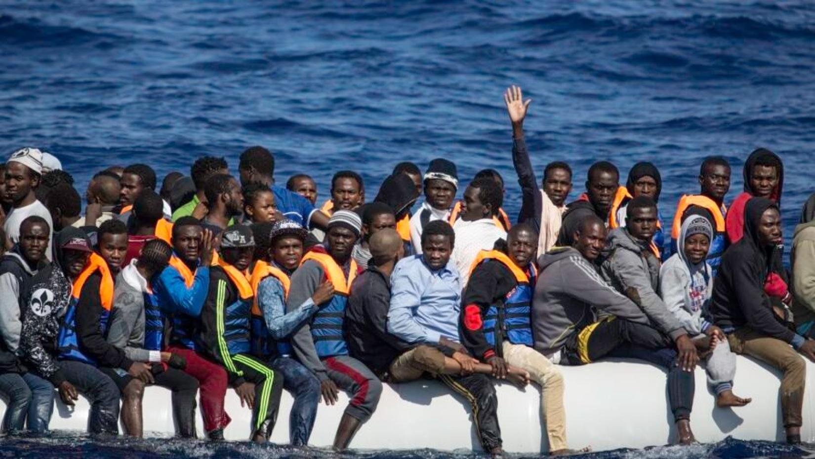 Barco com refugiados e migrantes de diversos países da África espera para ser resgatado.