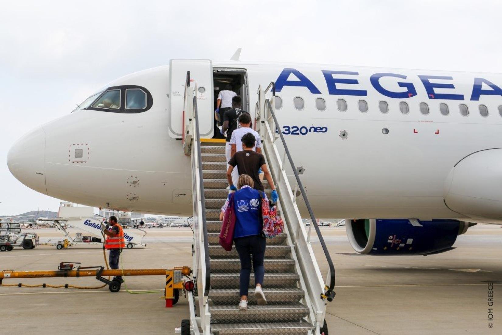 Um grupo de crianças desacompanhadas embarcam em um voo de Atenas para Lisboa, por meio de iniciativa de realocação da UE.