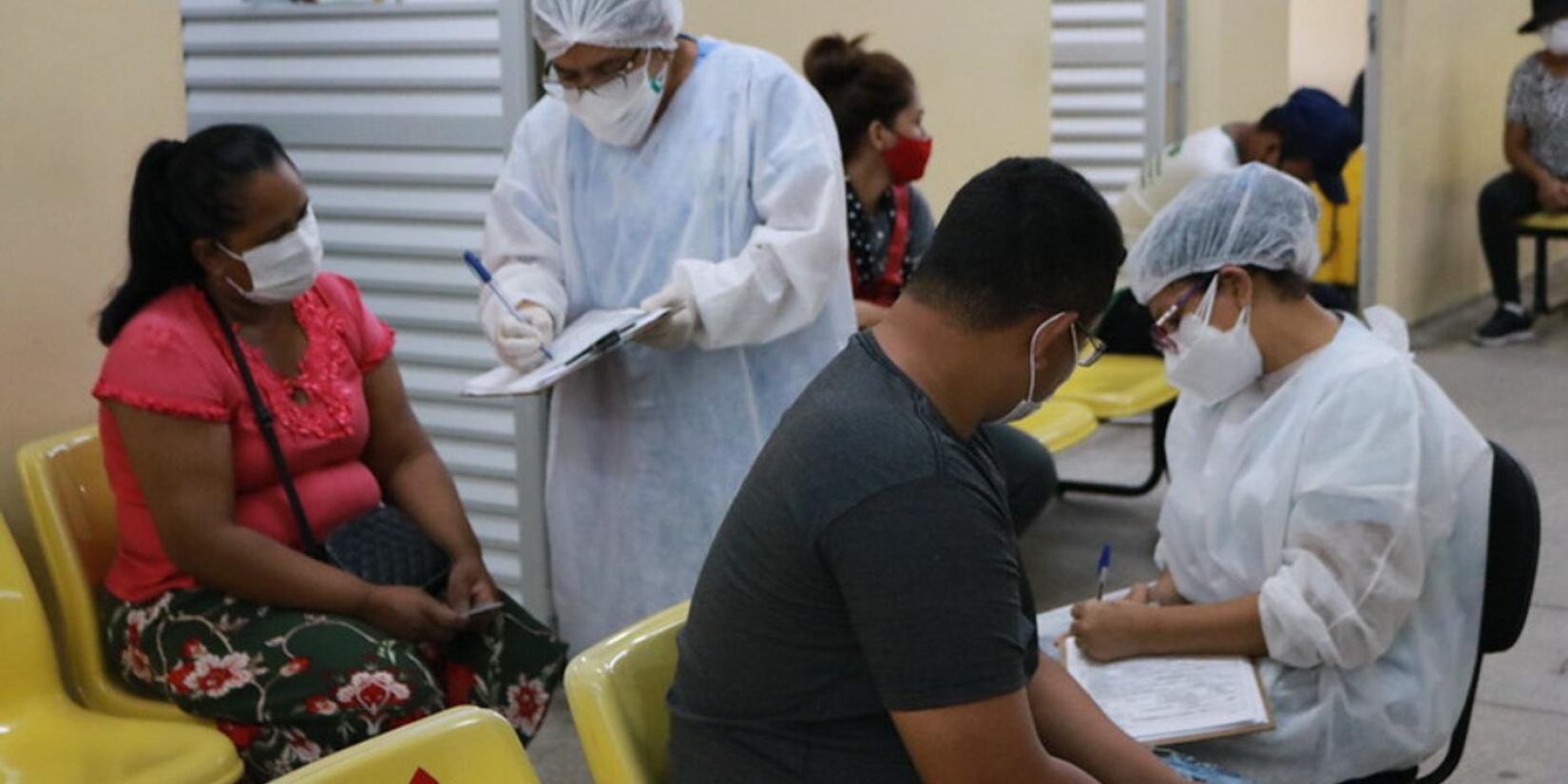 Trabalhadores de saúde do município de Manaus atendem aos pacientes.