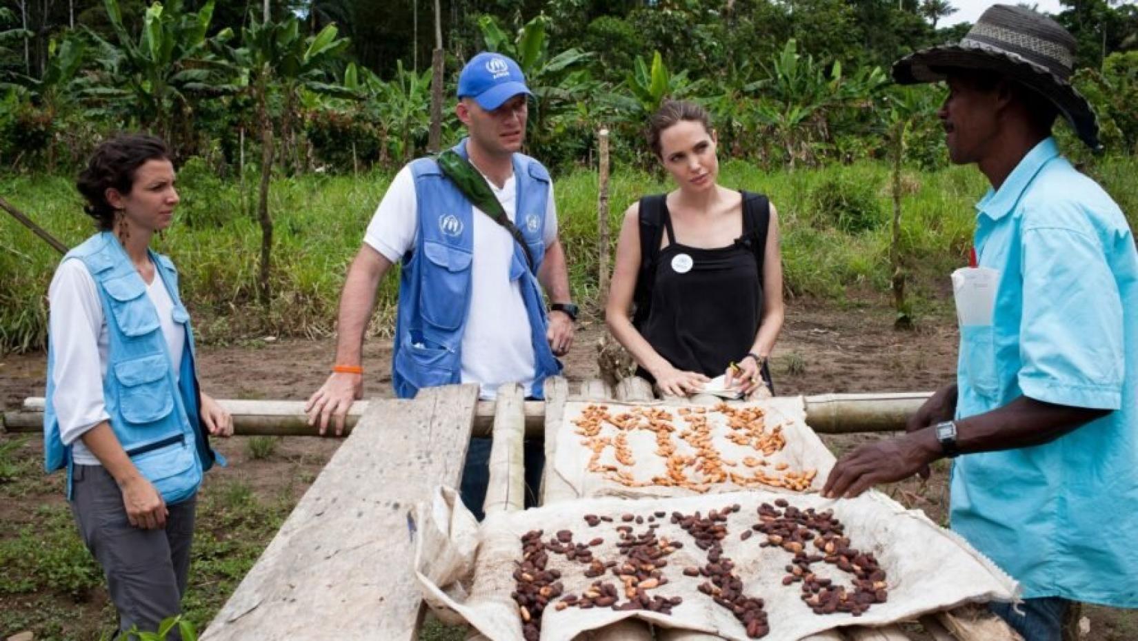 Angelina Jolie em visita ao Equador em 2012. 