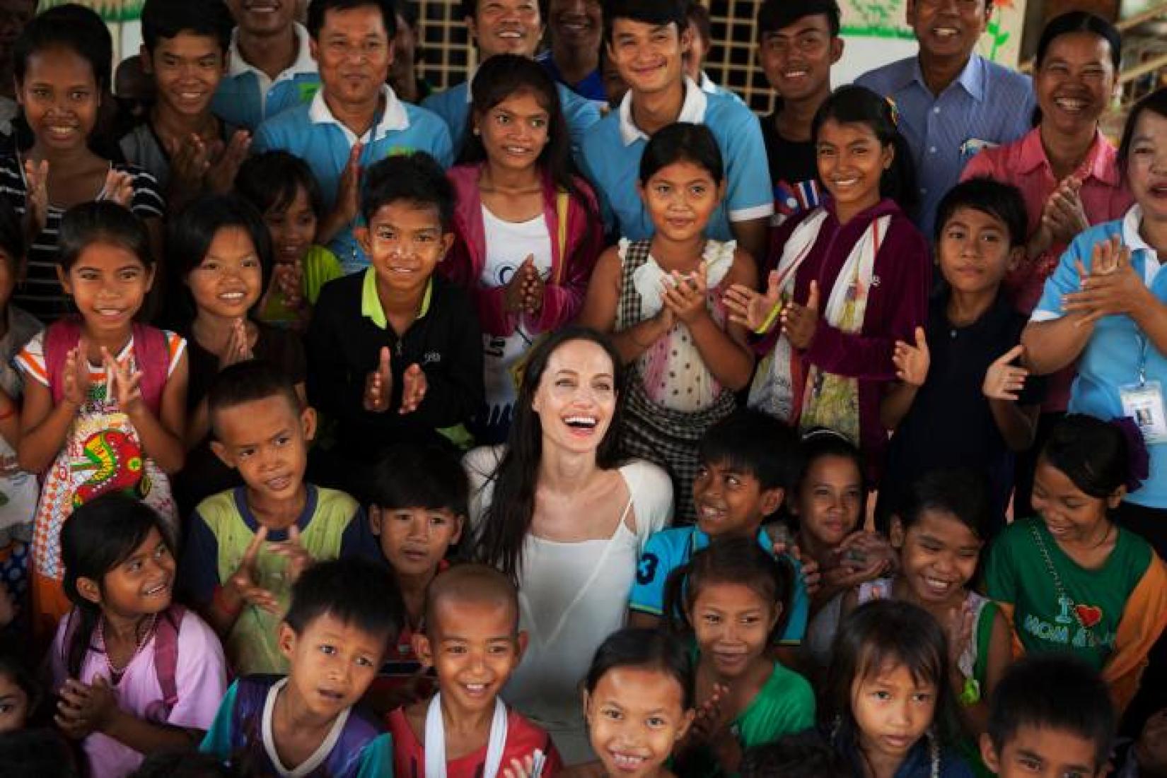 Angelina Jolie visita uma de suas instituições de caridade, o Maddox Chivan Childrens Center, no Camboja.