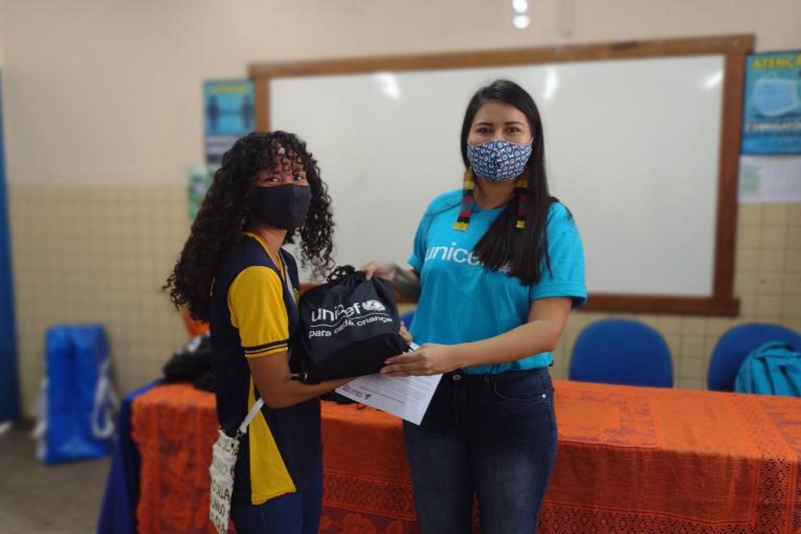 Adolescentes e jovens de Manaus e Belém recebem o kit conectividade para ajudá-los na preparação do Exame Nacional do Ensino Médio (Enem).