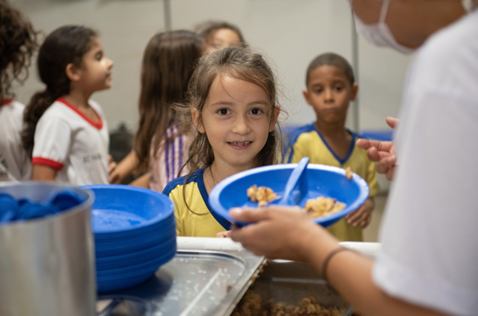 Relatório do UNICEF e WFP revela que 370 milhões de crianças ao redor do mundo perderam em média 40% das refeições escolares desde quando as restrições da COVID-19 fecharam as salas de aula.