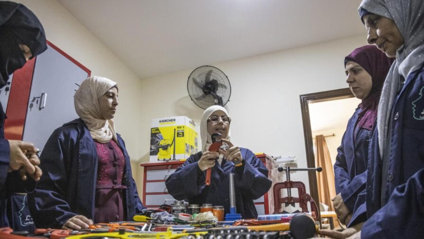 Safaa (centro) ensina encanamento para refugiadas sírias em seu centro de treinamento em Irbid, Jordânia.