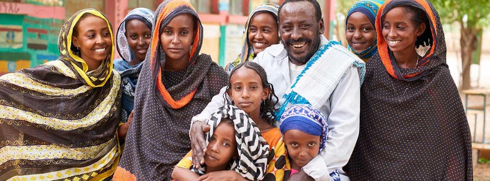 O pai de Mura Arabe (2a. à direita) impediu que ela e as irmãs sofressem mutilação genital em Afar, na Etiópia.