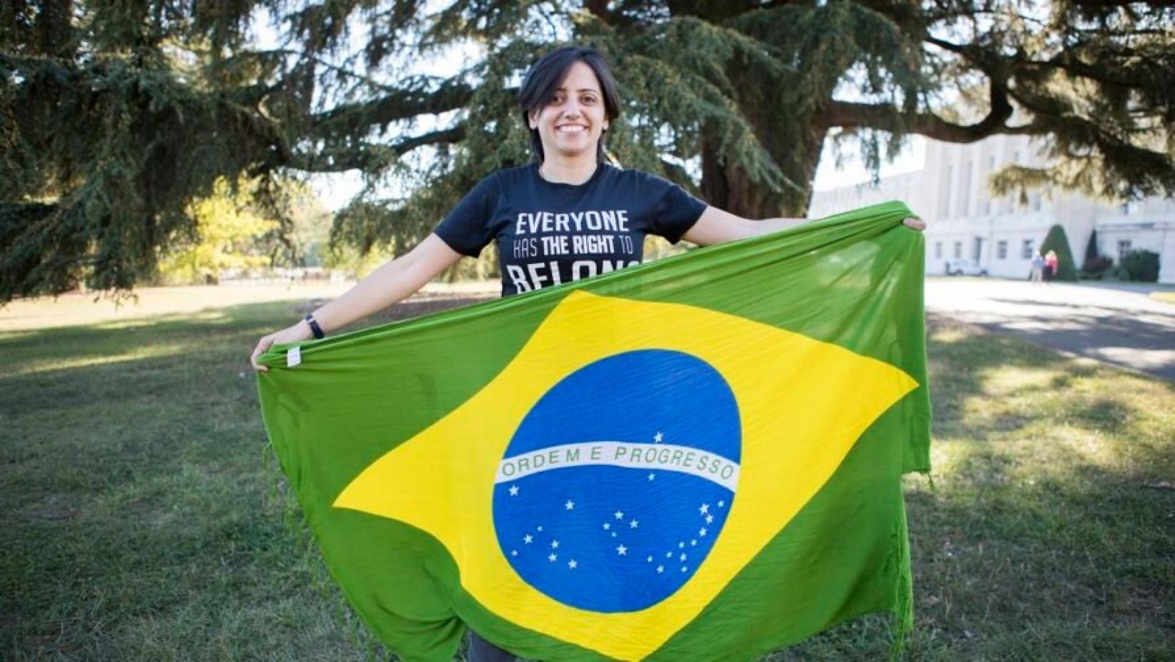 A ativista apátrida Maha Mamo recebe cidadania brasileira em um evento sobre apatridia que ocorreu paralelo à reunião do ACNUR 2018 da Excom. 